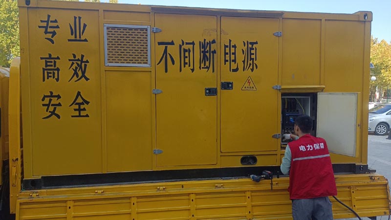 民丰柴油发电机组和UPS电源配合使用时，如何避免切换过程中的电力中断？